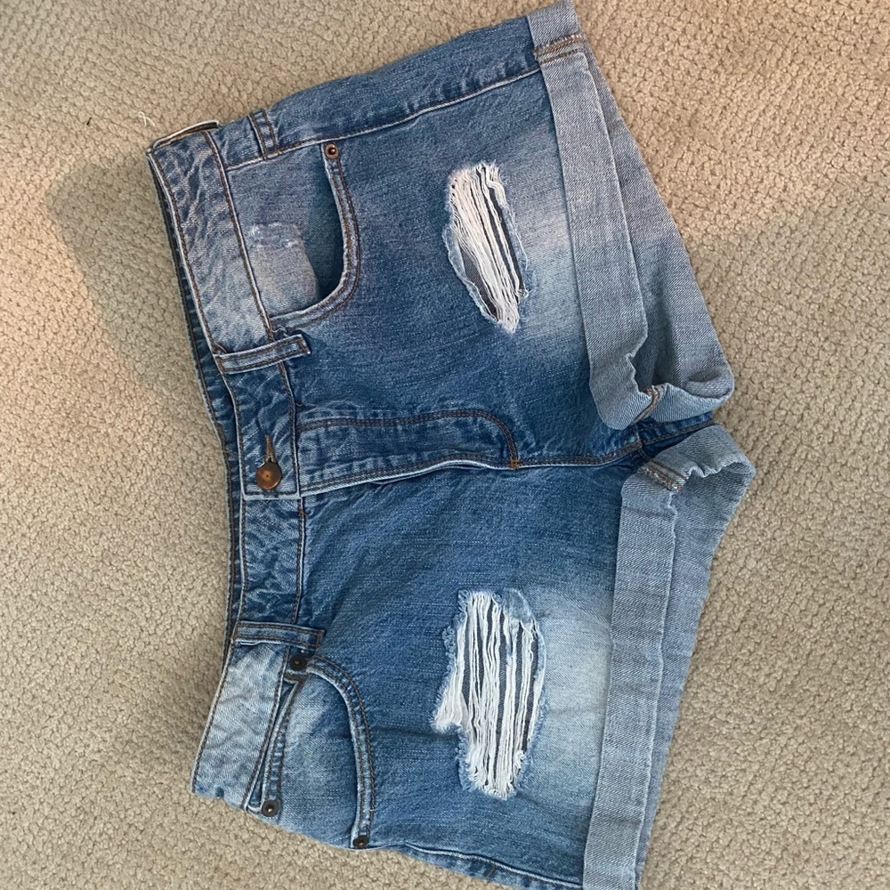 Cuffed denim med wash shorts